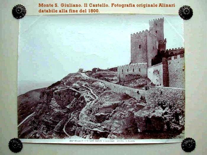 Vecchia Trapani 033 - Monte San Giuliano - Cartolina - Il Castello 1800.jpg